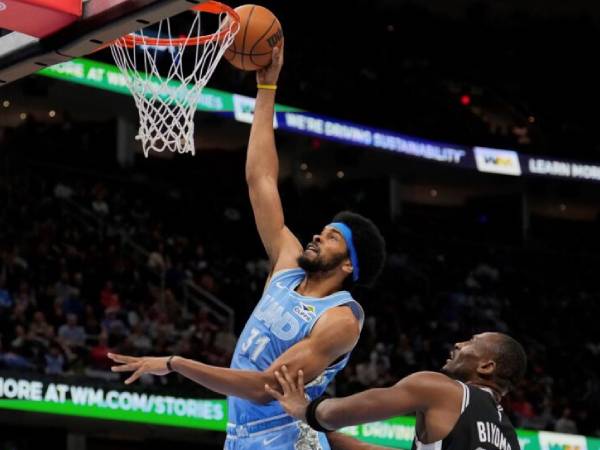 Jarrett Allen (kiri) mencetak 29 poin saat tuan rumah Cleveland Cavaliers mengalahkan San Antonio Spurs 124-116 pada hari Kamis (27/3) malam. (Foto: AP)