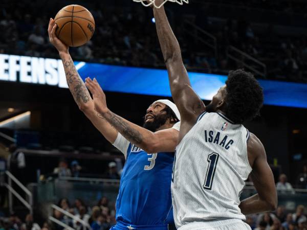 Anthony Davis (kiri) mencetak 15 poin saat tim tamu Dallas Mavericks meraih kemenangan 101-92 atas Orlando Magic pada hari Kamis (27/3) malam. (Foto: AP)
