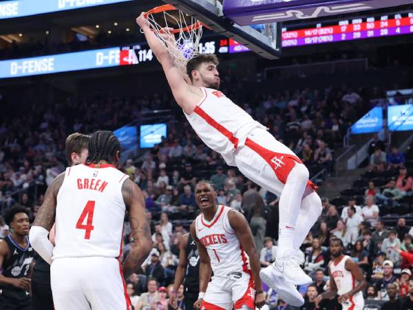 Alperen Sengun (kanan) mencetak 33 poin saat Houston Rockets meraih kemenangan 121-110 atas Utah Jazz pada hari Kamis (27/3) malam di Salt Lake City. (Foto: AP)