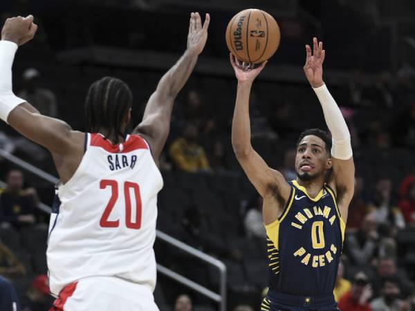 Tyrese Haliburton (kanan) mencetak 29 poin saat Indiana Pacers menang telak 162-109 atas tuan rumah Washington Wizards pada Kamis (27/3) malam.