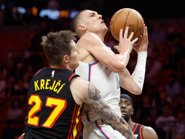 Tyler Herro (kanan) mencetak 36 poin saat Miami Heat meraih kemenangan 122-112 atas tim tamu Atlanta Hawks pada hari Kamis (27/3) malam. (Foto: AP)