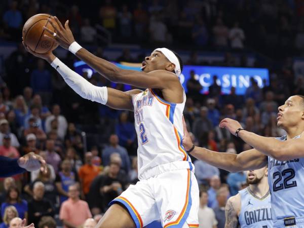 Shai Gilgeous-Alexander (kiri) mencetak 37 poin saat Oklahoma City Thunder menang 125-104 atas tim tamu Memphis Grizzlies pada Kamis (27/3) malam. (Foto: AP)