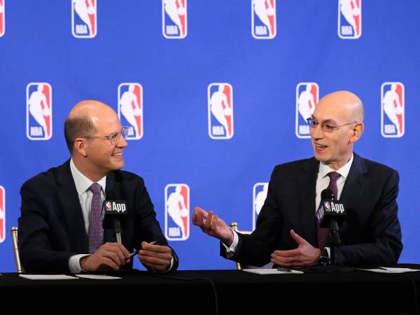 Komisioner NBA Adam Silver (kanan) dan Sekretaris Jenderal FIBA Andreas Zagklis mengumumkan rencana liga bola basket baru, pesaing EuroLeague. (Foto: AFP)