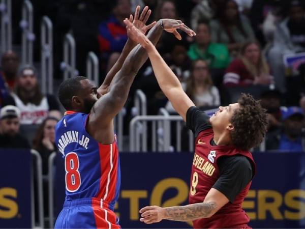 Tim Hardaway Jr (kiri) mencetak 32 poin saat tuan rumah Detroit Pistons mengalahkan Cleveland Cavaliers 133-122 pada Jumat (28/3) malam. (Foto: AP)