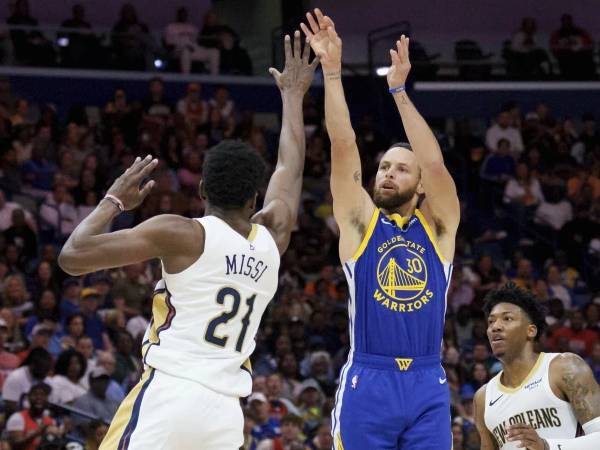 Steph Curry (kanan) mencetak 23 poin saat tim tamu Golden State Warriors mengalahkan New Orleans Pelicans 111-95 pada Jumat (28/3) malam. (Foto: AP)