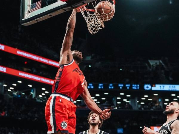 Kawhi Leonard (kiri) mencetak 31 poin saat Los Angeles Clippers meraih kemenangan 132-100 atas Brooklyn Nets pada Jumat (28/3) malam di New York. (Foto: AP)