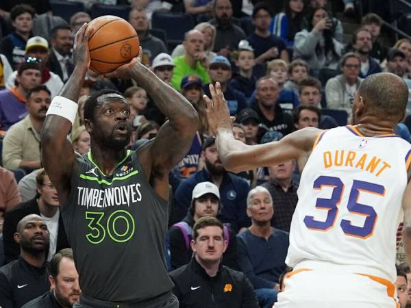 Julius Randle (kiri) mencetak 25 poin saat Minnesota Timberwolves meraih kemenangan 124-109 atas Phoenix Suns pada Jumat (28/3) malam di Minneapolis. (Foto: AP)