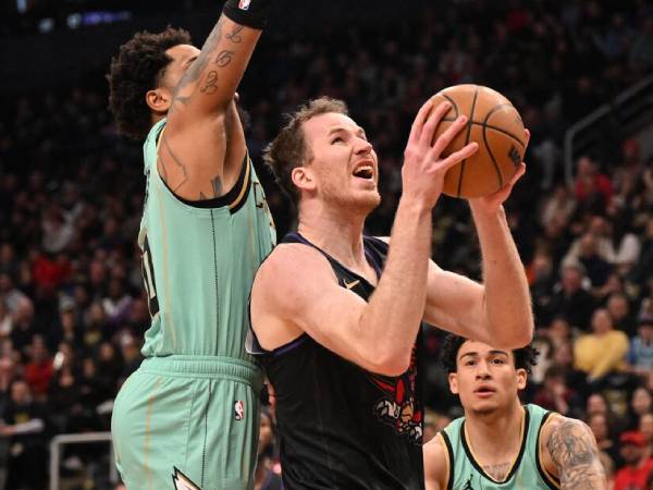 Jakob Poeltl (kanan) mencetak 24 poin saat Toronto Raptors meraih kemenangan pada hari Jumat (28/3) malam, 108-97 melawan tim tamu Charlotte Hornets. (Foto: AP)