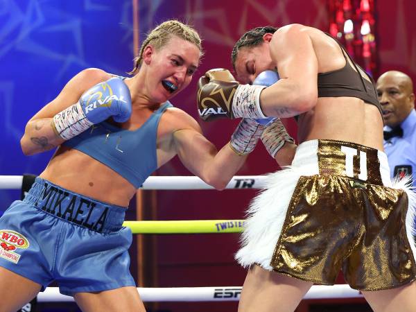Mikaela Mayer (kiri) dan Sandy Ryan. (Foto: Fight TV)