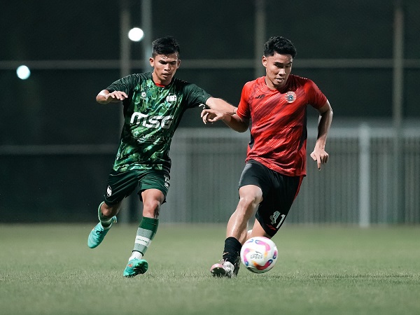 Pemain bertahan Persija Jakarta, Muhammad Ferarri di laga latih tanding