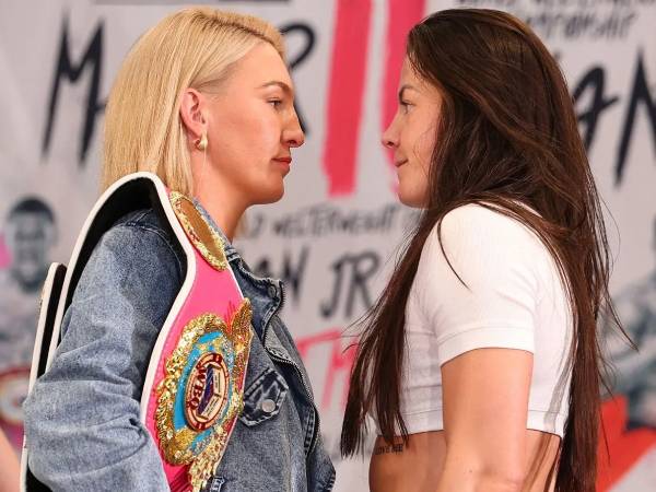 Mikaela Mayer (kiri) dan Sandy Ryan. (Foto: Fight TV)