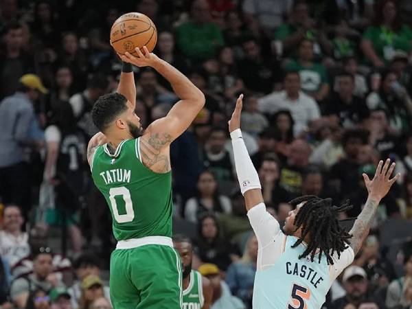 Jayson Tatum (kiri) mencetak 29 saat tim tamu Boston Celtics mengalahkan San Antonio Spurs 121-111 pada hari Sabtu (29/3) malam. (Foto: AP)