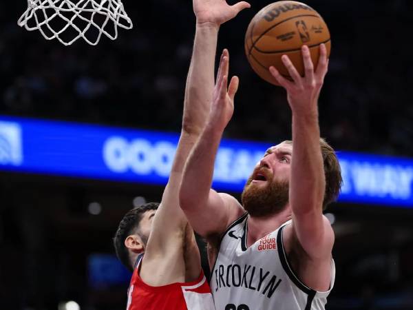 Drew Timme (kanan) mencetak 19 poin saat tim tamu Brooklyn Nets meraih kemenangan 115-112 atas Washington Wizards pada Sabtu (29/3) malam. (Foto: AP)