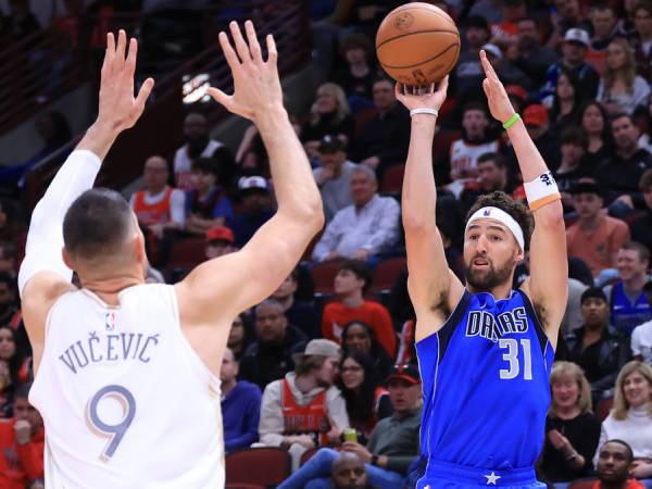 Klay Thompson (kanan) mencetak 20 poin saat Dallas Mavericks mengalahkan tuan rumah Chicago Bulls 120-119 pada Sabtu (29/3) malam. (Foto: AP)