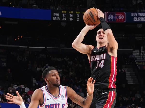 Tyler Herro (kanan) mencetak 30 poin saat Miami Heat menghancurkan tuan rumah Philadelphia 76ers 118-95 pada Sabtu (29/3) malam. (Foto: AP)