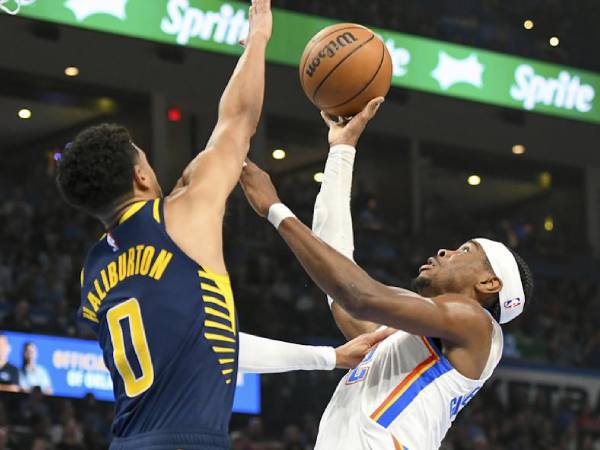 Shai Gilgeous-Alexander (kanan) mencetak 33 poin untuk membawa Oklahoma City Thunder meraih kemenangan 132-111 atas tim tamu Indiana Pacers pada hari Sabtu (29/3) malam.