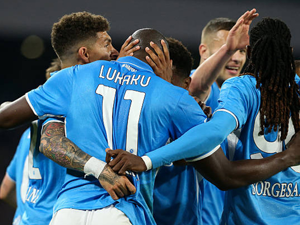 Napoli Tundukkan AC Milan, Tetap Tempel Inter di Puncak Serie A
