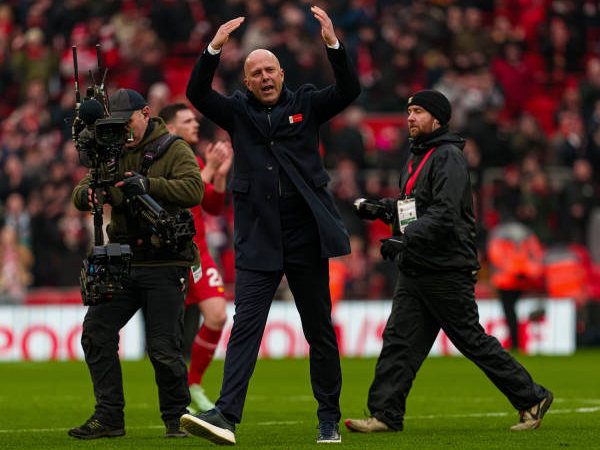 Arne Slot Soroti Dukungan Anfield Jelang Duel Panas vs Everton