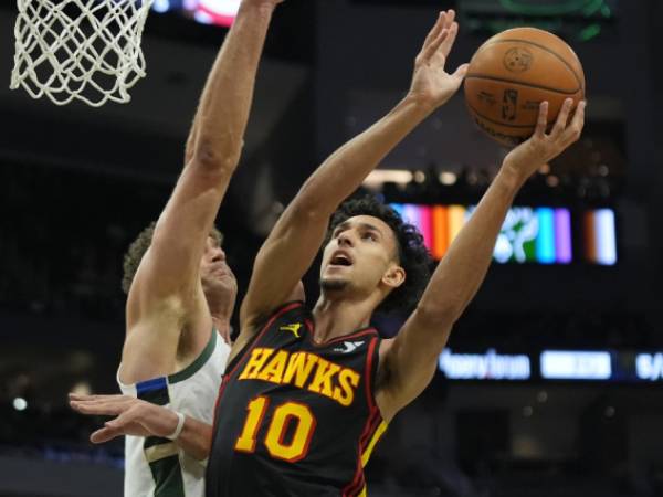 Zaccharie Risacher (kanan) mencetak 36 poin saat Atlanta Hawks meraih kemenangan 145-124 atas tuan rumah Milwaukee Bucks pada hari Minggu (30/3) malam. (Foto: AP)