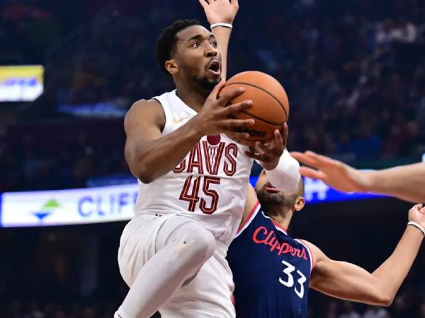 Donovan Mitchell mencetak 24 poin saat Cleveland Cavaliers mengalahkan tim tamu Los Angeles Clippers 127-122 pada hari Minggu (30/3) malam. (Foto: AP)
