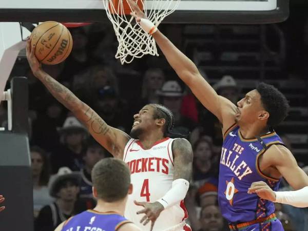 Jalen Green (kiri) mencetak 33 poin saat tim tamu Houston Rockets meraih kemenangan 148-109 atas Phoenix Suns pada Minggu (30/3) malam. (Foto: AP)