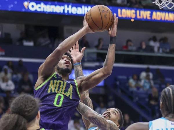 Keion Brooks Jr (kiri) mencetak 17 poin saat tuan rumah New Orleans Pelicans mengalahkan Charlotte Hornets 98-94 pada Minggu (30/3) malam. (Foto: AP)