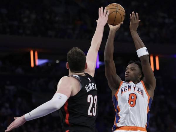 OG Anunoby (kanan) mencetak 28 poin saat New York Knicks menang110-93 atas tim tamu Portland Trail Blazers pada Minggu (30/3) malam.