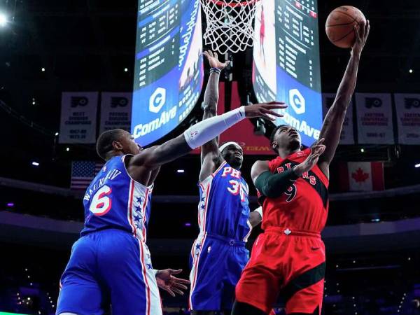 RJ Barrett (kanan) mencetak 31 poin saat Toronto Raptors meraih kemenangan tandang 127-109 atas Philadelphia 76ers pada hari Minggu (30/3) malam. (Foto: AP)