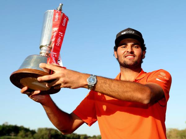 Eugenio Chacarra berpose dengan trofi Indian Open. (Foto: Golf Digest)