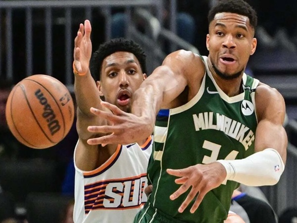 Giannis Antetokounmpo Antarkan Bucks Hempaskan Suns