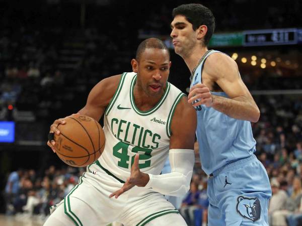 Al Horford (kiri) mencetak 26 poin saat tim tamu Boston Celtics mengalahkan Memphis Grizzlies 117-103 pada Senin (31/3) malam. (Foto: AP)