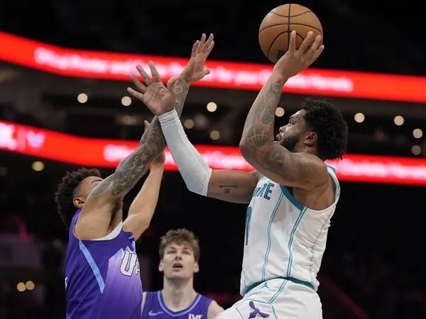 Miles Bridges (kanan) mencetak 26 poin saat Charlotte Hornets meraih kemenangan 110-106 atas tim tamu Utah Jazz pada Senin (31/3) malam. (Foto: AP)