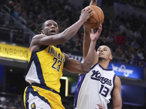 Aaron Nesmith (kiri) mencetak 24 poin saat Indiana Pacers meraih kemenangan 111-109 atas Sacramento Kings pada hari Senin (31/3) malam di Indianapolis. (Foto: AP)