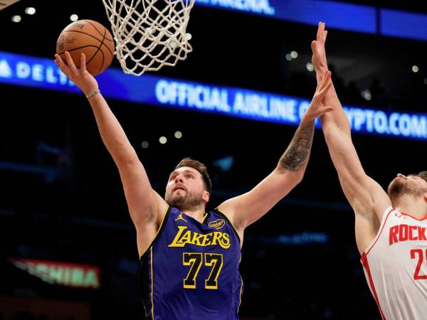Luka Doncic (kiri) menambahkan 20 poin saat Los Angeles Lakers meraih kemenangan 104-98 atas tim tamu Houston Rockets pada Senin (31/3) malam. (Foto: AP)