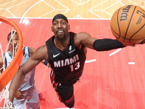 Bam Adebayo (kanan) mencetak 28 poin saat Miami Heat meraih kemenangan 120-94 atas tuan rumah Washington Wizards pada Senin (31/3) malam. (Foto: AP)