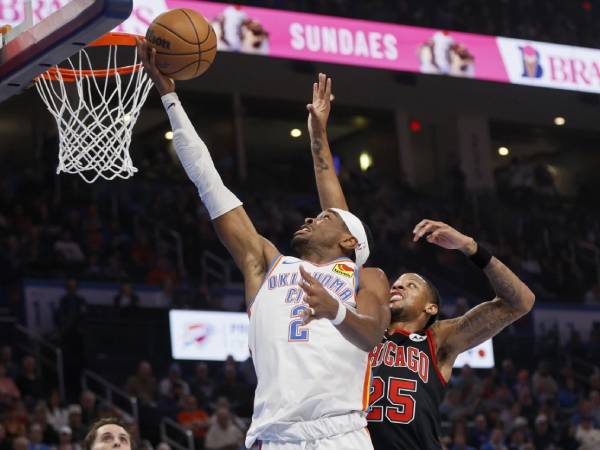 Shai Gilgeous-Alexander (kiri) mencetak 27 poin saat Oklahoma City Thunder mengalahkan tim tamu Chicago Bulls 145-117 pada hari Senin (31/3) malam. (Foto: AP)