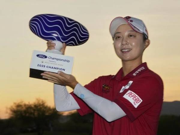 Hyo Joo Kim berpose dengan trofi Ford Championshiop. (Foto: Golf Digest)