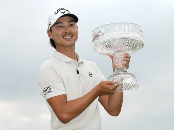 Min Woo Lee berpose dengan trofi Houston Open. (Foto: Golf Digest)