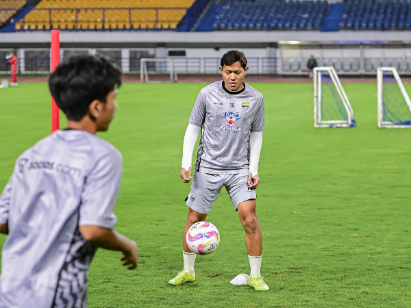 Gelandang Persib, Adam Alis