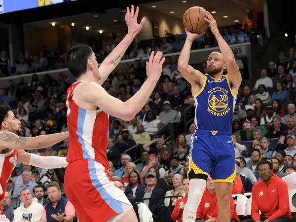 Stephen Curry (kanan) mencetak 52 poin saat tim tamu Golden State Warriors mengalahkan Memphis Grizzlies 134-125 pada Selasa (1/4) malam. (Foto: AP)