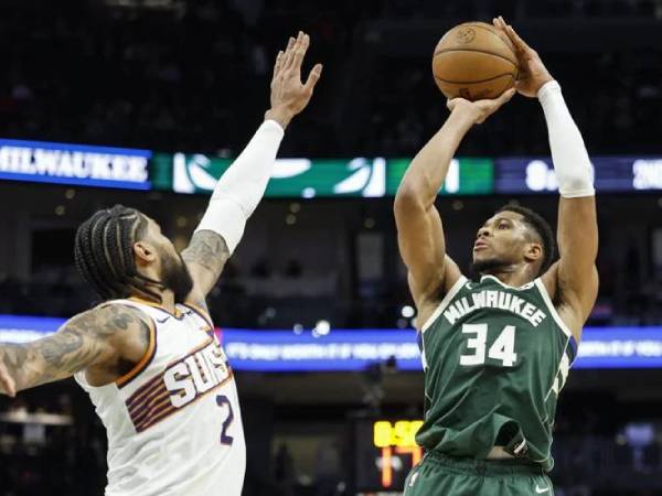Giannis Antetokounmpo (kanan) mencetak 37 poin saat Milwaukee Bucks meraih kemenangan 133-123 atas tim tamu Phoenix Suns pada Selasa (1/4) malam. (Foto: AP)