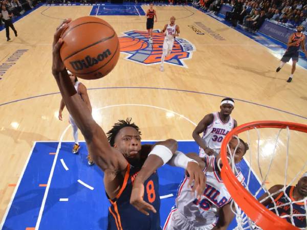 OG Anunoby (kiri) mencetak 27 poin saat tuan rumah New York Knicks meraih kemenangan 105-91 atas Philadelphia 76ers pada Selasa (1/4) malam. (Foto: AP)
