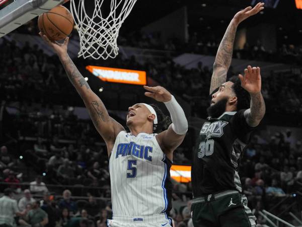 Paolo Banchero (kiri) mencetak 24 poin saat Orlando Magic mengatasi tuan rumah San Antonio Spurs 116-105 pada hari Selasa (1/4) malam.