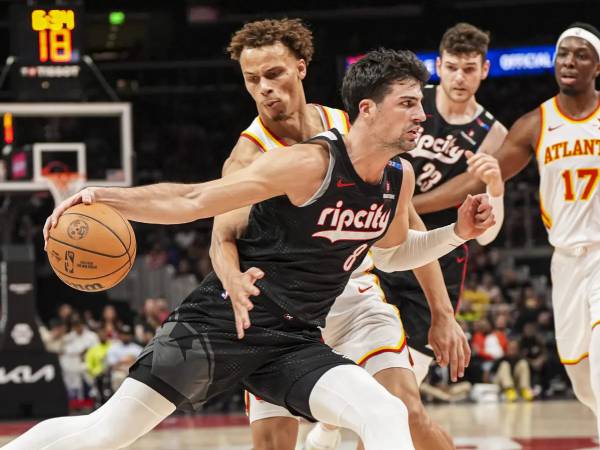 Deni Avdija (tengah) mencatatkan triple-double saat tim tamu Portland Trail Blazers mengalahkan Atlanta Hawks 127-113 pada Selasa (1/4) malam. (Foto: AP)