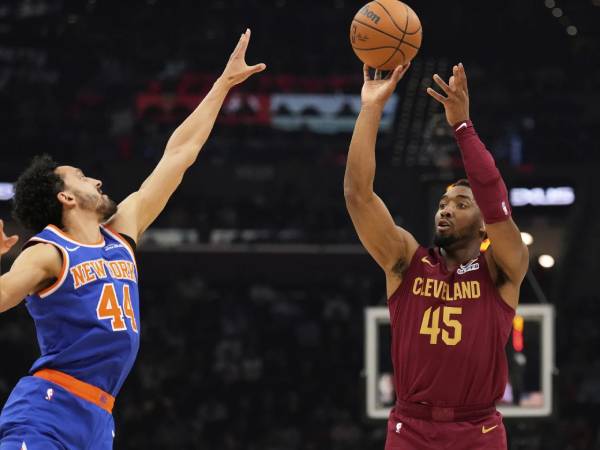 Donovan Mitchell (kanan) mencetak 27 poin saat Cleveland Cavaliers mengalahkan tim tamu New York Knicks 124-105 pada Rabu (2/4) malam. (Foto: AP)