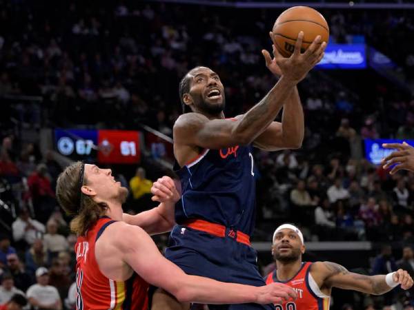 Kawhi Leonard (tengah) mencetak 28 poin saat Los Angeles Clippers menang 114-98 atas tim tamu New Orleans Pelicans pada Rabu (2/4) malam. (Foto: AP)
