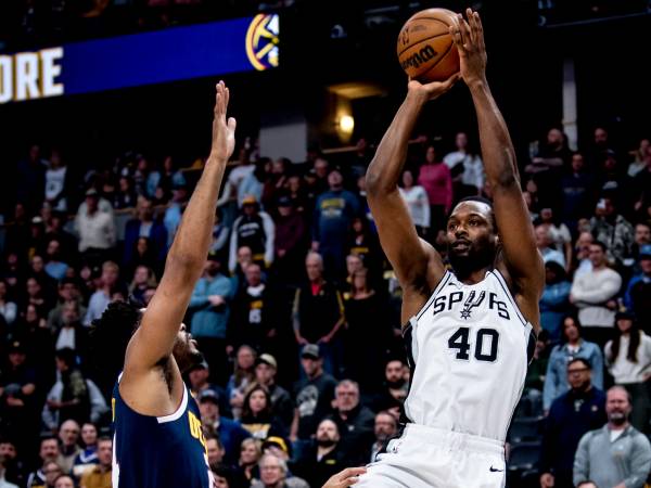 Harrison Barnes (kanan) mencetak 20 poin saat tim tamu San Antonio Spurs mengalahkan Denver Nuggets 113-106 pada hari Rabu (2/4) malam. (Foto: AP)