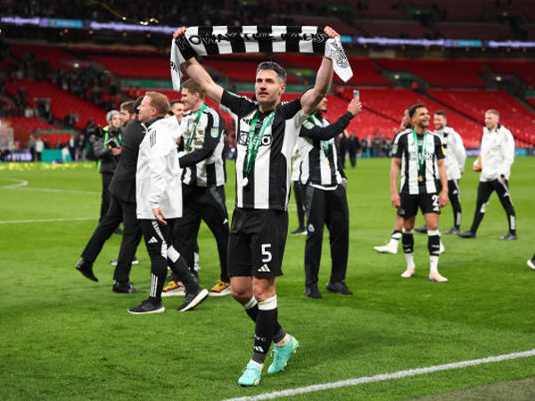 Teken Kontrak Baru, Eddie Howe Puji Fabian Schar Sebagai Jantung Klub