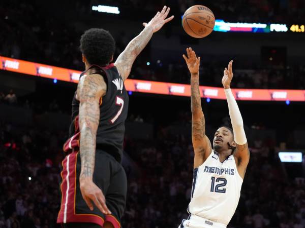 Ja Morant (kanan) melesakkan tembakan penentu kemenangan saat tim tamu Memphis Grizzlies menang atas Miami Heat 110-108 pada Kamis (3/4) malam. (Foto: AP)