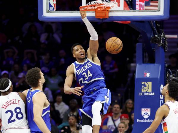 Giannis Antetokounmpo (tengah) mencatatkan triple-double saat Milwaukee Bucks menang 126-113 atas tuan rumah Philadelphia 76ers pada Kamis (3/4) malam. (Foto: AP)